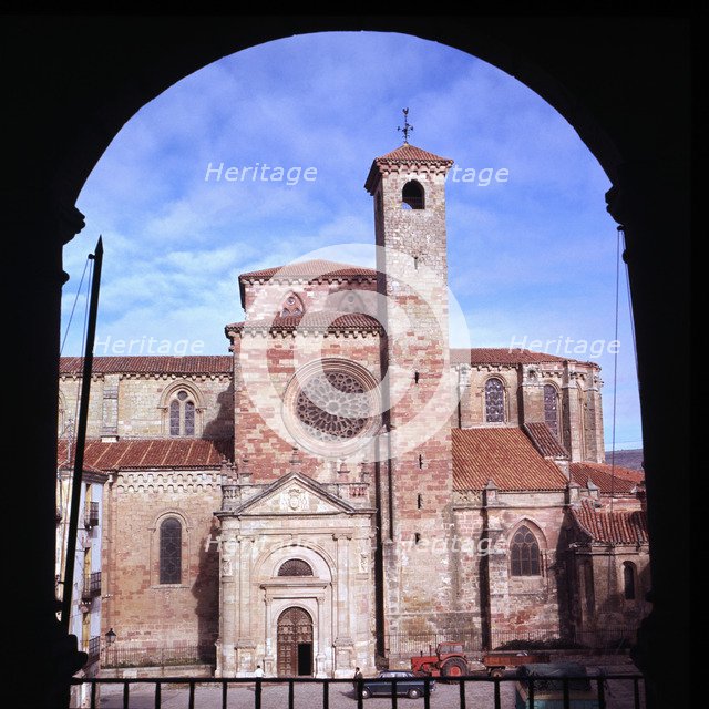 Exterior view of the Cathedral of Siguenza through an arc.