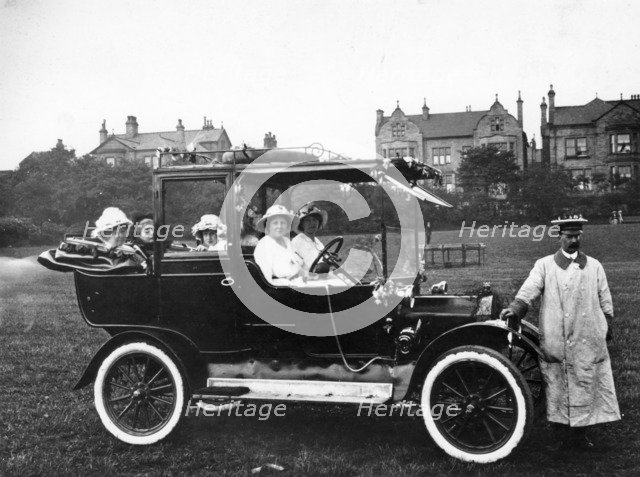 People with a 1914 Model T Ford , 1914. Artist: Unknown