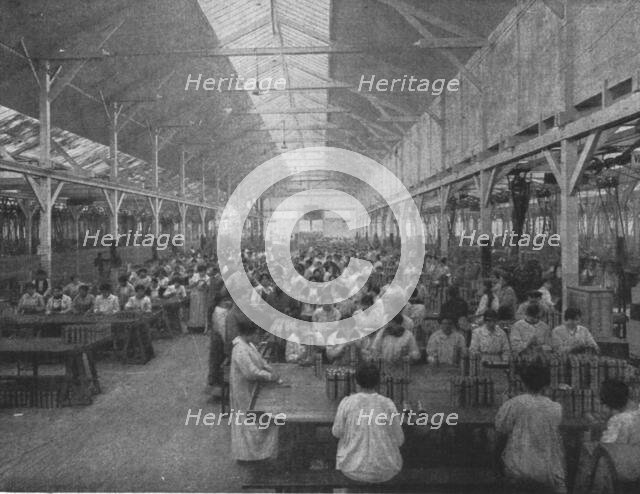 'Les femmes dans les usines de guerre; Un atelier de femmes dans une usine..., 1916. Creator: Unknown.