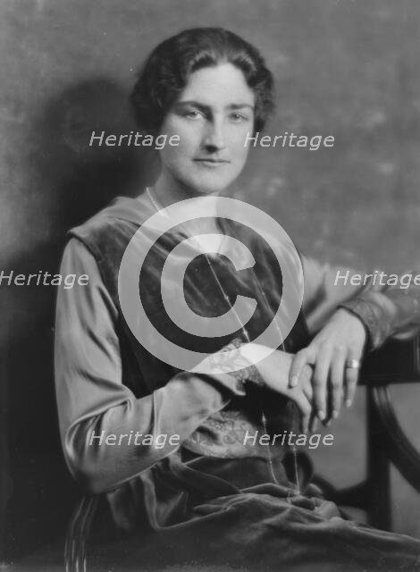 Cotton, L. Miss, portrait photograph, 1916. Creator: Arnold Genthe.