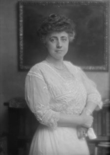 Schwan, L.M., Mrs., portrait photograph, 1913 Apr. 7. Creator: Arnold Genthe.