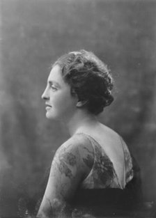 Mrs. George Ewing, portrait photograph, 1918 June 1. Creator: Arnold Genthe.