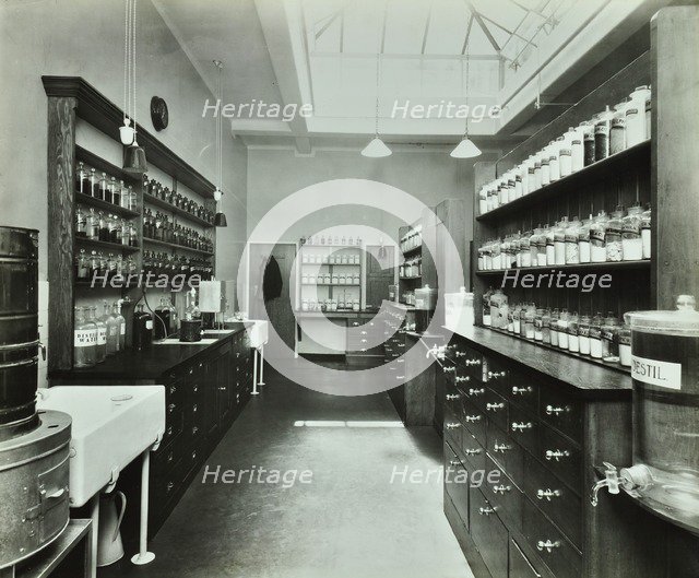 Dispensary for out-patients, Hammersmith Hospital, London, 1935. Artist: Unknown.