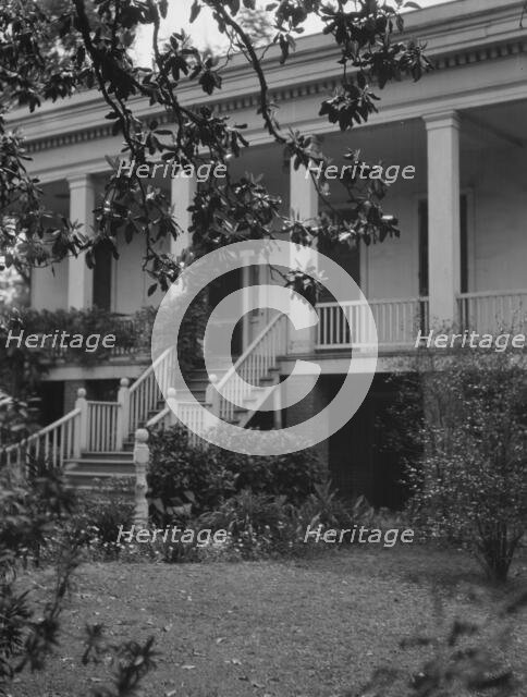 Plantation house, Uptown, New Orleans, between 1920 and 1926. Creator: Arnold Genthe.