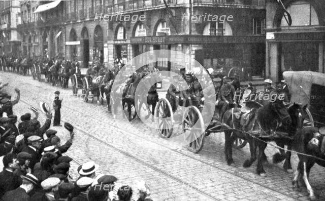 'L'Armee Britannique; Le defile de artillerie dans les rues de Rouen', 1914. Creator: Unknown.