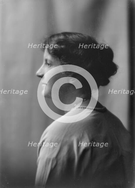 Davies, W.W., Mrs., portrait photograph, 1917 Oct. 21. Creator: Arnold Genthe.
