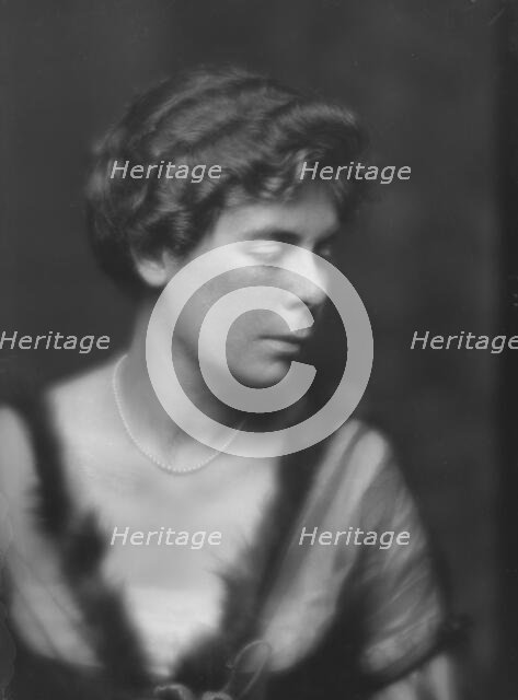 Cramer, Elizabeth, Miss, portrait photograph, 1915. Creator: Arnold Genthe.