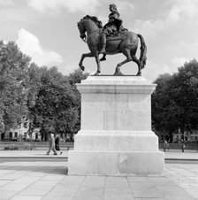 King William III statue, Queen Square, Bristol, 1945. Artist: Eric de Maré