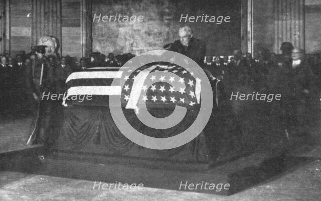 'Le "Soldat Inconnu" Americain; au Capitole de Washington: le president Harding dispose..., 1921. Creator: Unknown.