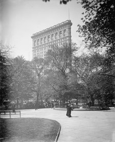 Flatiron Building from Madison Square Park, New York, N.Y., between 1902 and 1910. Creator: Unknown.