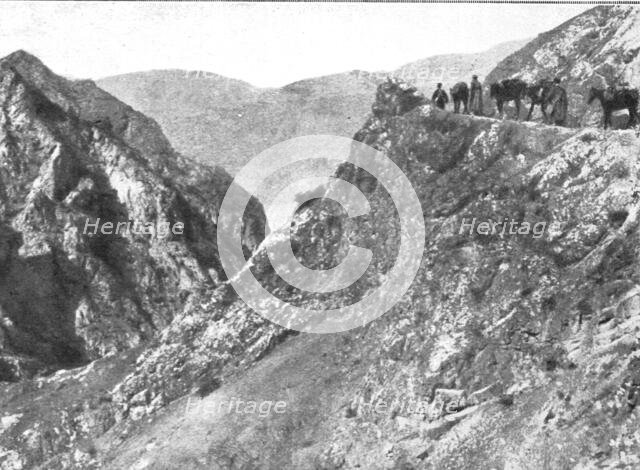 ''Le front russe d'asie; Convoi dans le Kop-Dagh, entre Erzeroum et Baibourt', 1916. Creator: Unknown.