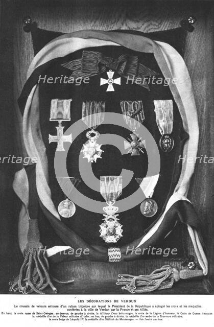 'Les Decorations de Verdun: Le coussin de velours entoure d'un ruban tricolore sur lequel.., 1916. Creator: Unknown.