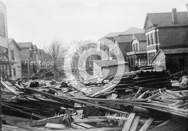 Flood Scenes, Dayton, Ohio?, 1913. Creator: Harris & Ewing.