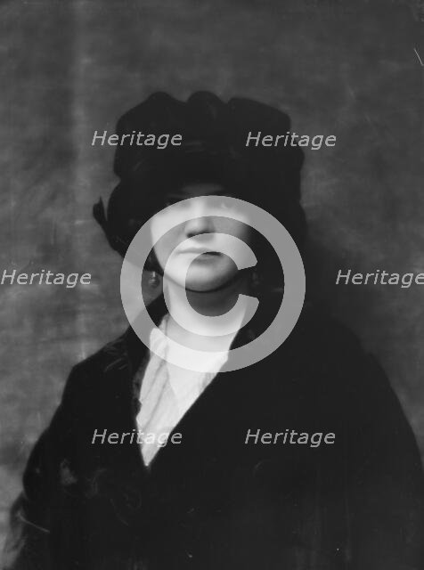 Putnam, Nina Wilcox, Mrs., portrait photograph, 1913. Creator: Arnold Genthe.
