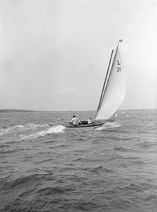 The 6 Metre 'Sandra' sails downwind, 1913. Creator: Kirk & Sons of Cowes.