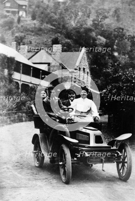A 1 cylinder De Dion car and passengers, 1904. Artist: Unknown