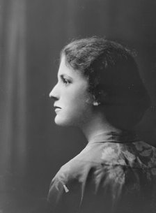 Duncan, Temple, Miss, portrait photograph, 1917 Aug. 27. Creator: Arnold Genthe.