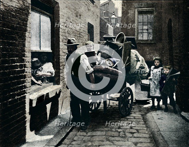 A move in 'Slumopolis', London, c1901 (1901). Artist: Unknown.