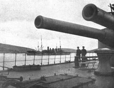 'L'expedition des Dardanelles; Au mouillage de Skyros: deux des canons de 305 du..., 1914 (1924). Creator: Unknown.