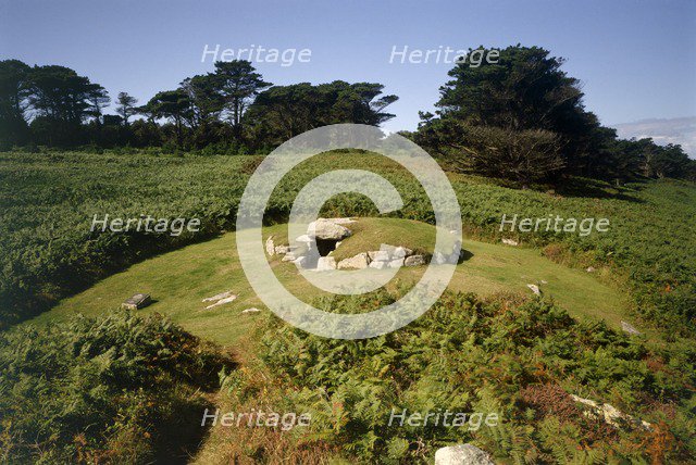 Innisidgen Burial Chamber, St Mary's, Isles of Scilly, Cornwall, 2010. Creator: Historic England Staff Photographer.
