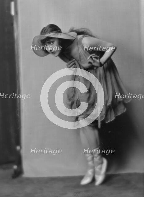 Dolly sister, portrait photograph, 1916. Creator: Arnold Genthe.