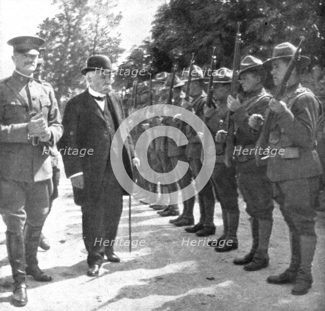 'Parmi les soldats de l'entente; M. Clemenceau dans les cantonnements americains... 1918. Creator: Unknown.