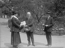 Lillian Cromlein receiving seed from Tumulty, National Emergency War Garden Comm., 1917. Creator: Harris & Ewing.