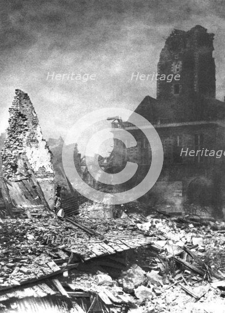 'En territoire libere; l'hotel de ville de Bapaume', 1917. Creator: Unknown.