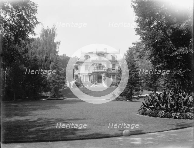 A residence on Sherwood Ave. (i.e. Crescent), Montreal, between 1900 and 1906. Creator: William H. Jackson.