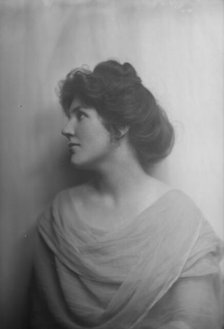 Barnitz, Anna, Miss, portrait photograph, 1913. Creator: Arnold Genthe.