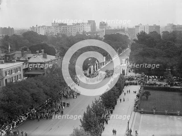 Confederate Reunion - Parade, 1917. Creator: Harris & Ewing.