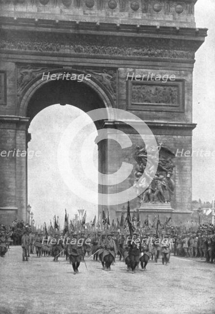 'Le jour de gloire; le drapeau unique des bataillons de chasseurs a pied passe..., 1919. Creator: Unknown.