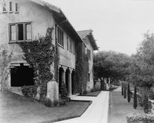 "Il Paradiso," Mrs. Dudley Peter Allen house, 1188 Hillcrest Avenue, Oak Knoll, Pasadena, CA, 1917. Creator: Frances Benjamin Johnston.