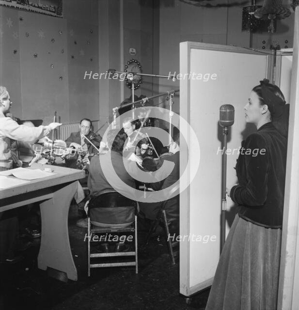 Portrait of Lena Horne and Lennie Hayton, New York, N.Y., 1946. Creator: William Paul Gottlieb.