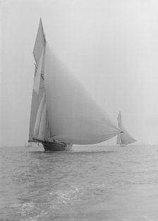 The yawl 'Wendur' sailing with spinnaker, 1913. Creator: Kirk & Sons of Cowes.