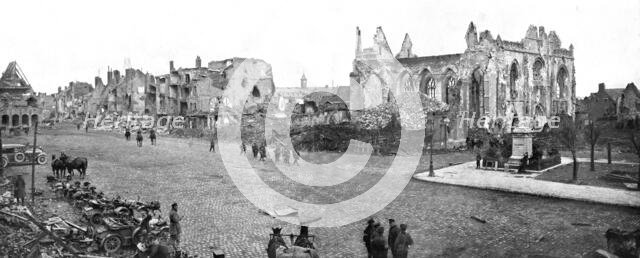 ''En territoire libere; La grande place de Peronne a l'entredes troupes britanniques, le 18 mars 191 Creator: Unknown.