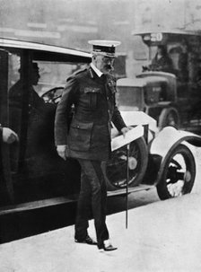 'The Cabinet crisis: Lord Kitchener arriving at the War Office', 1915. Artist: Unknown.