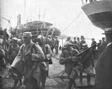 'Les premiers contingents Franco-Anglais a Salonique; Les Francais, debarques...1915 (1924). Creator: Unknown.