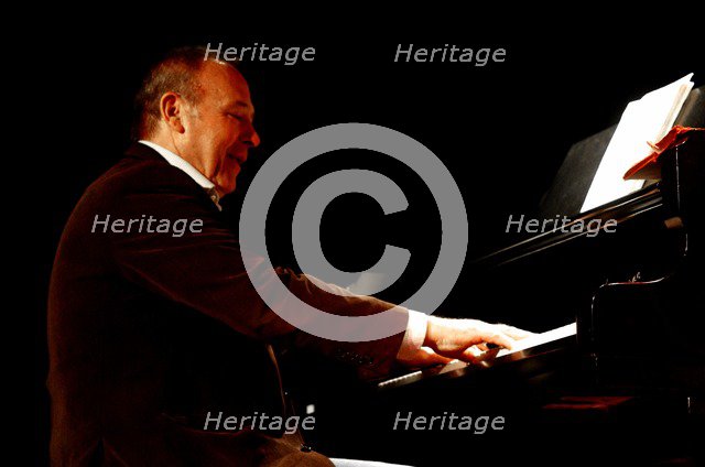 Pianist Ted Beament, The Under Ground, Eastbourne, East Sussex.  Artist: Brian O'Connor