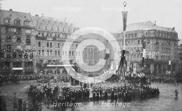 'Les fetes du 9 decembre 1918 a Strasbourg; Le President de la Republique depose une gerbe..., 1918. Creator: Unknown.