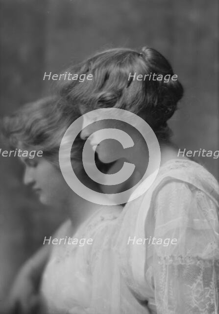 Ward, Dorothy, Miss, and Jane Ward, portrait photograph, 1914 June 11. Creator: Arnold Genthe.