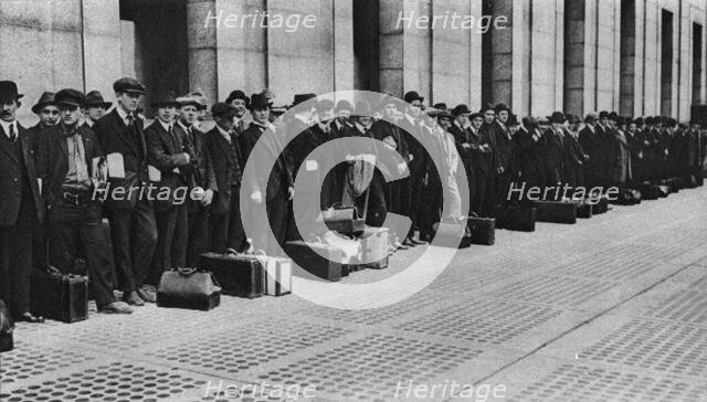 'La Preparation a la Guerre aux Etats-Unis; Jeunes recrues americaines attendant le train... 1917. Creator: Unknown.