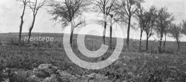 'Aspects du champ de bataille de Verdun; La route, plantee d'arbres d'Esnes a Bethincourt..., 1916. Creator: Unknown.