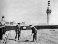 A putting green on the roof of Adelaide House, near London Bridge, London, 1926-1927. Artist: Unknown