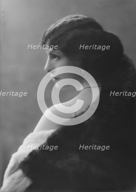 Nash, Mary, Miss, portrait photograph, 1917 Sept. 10. Creator: Arnold Genthe.