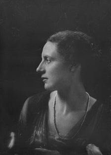 Miss Schaffer, (Mrs. Baumgarten), portrait photograph, 1918 Dec. 21. Creator: Arnold Genthe.