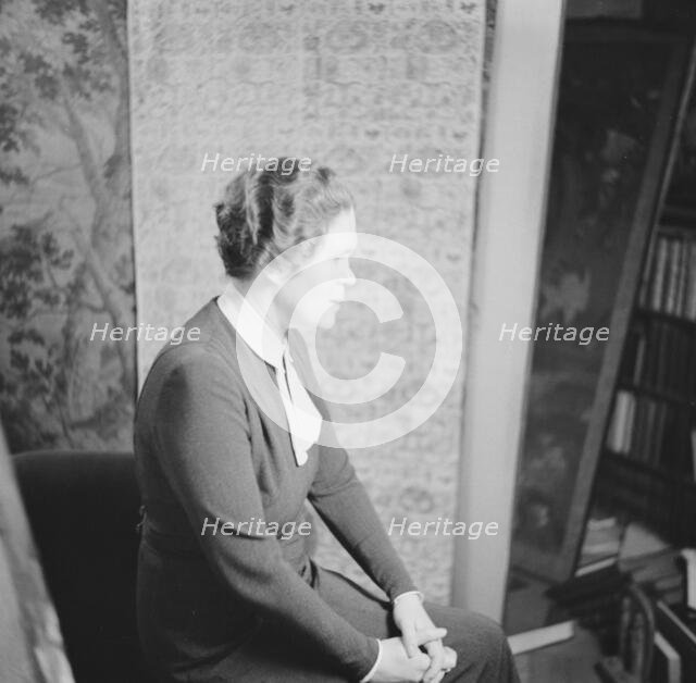 Ashton, E.L., Mrs., portrait photograph, between 1926 and 1942. Creator: Arnold Genthe.