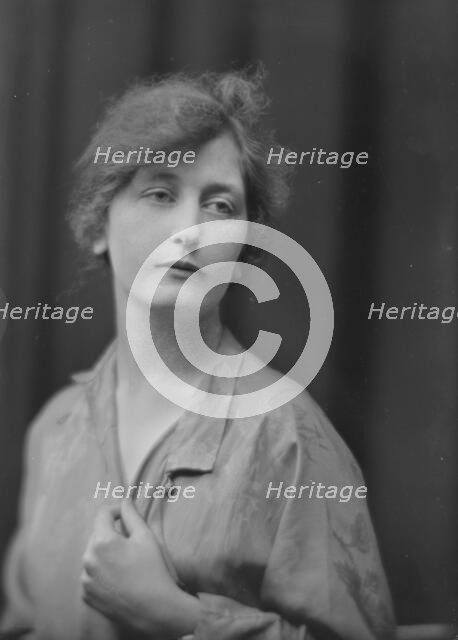 Manderkern, Miss, portrait photograph, 1916 May 20 or June 12. Creator: Arnold Genthe.