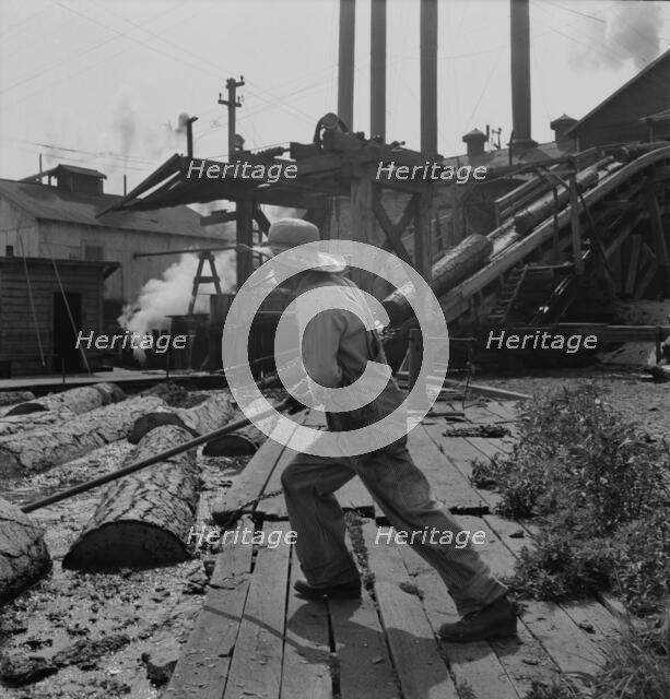 Pond monkey guides..., Pelican Bay Lumber Company mill, Klamath Falls, Oregon, 1939. Creator: Dorothea Lange.