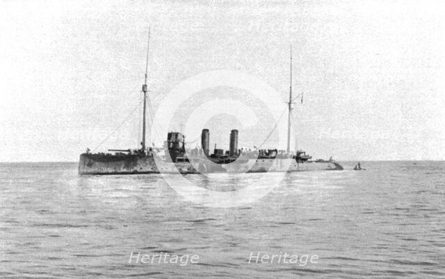 'Le combat du "Rigel" et d'un sous-marin; le "Rigel" vu par le travers : a la hauteur de la..., 1916 Creator: Unknown.